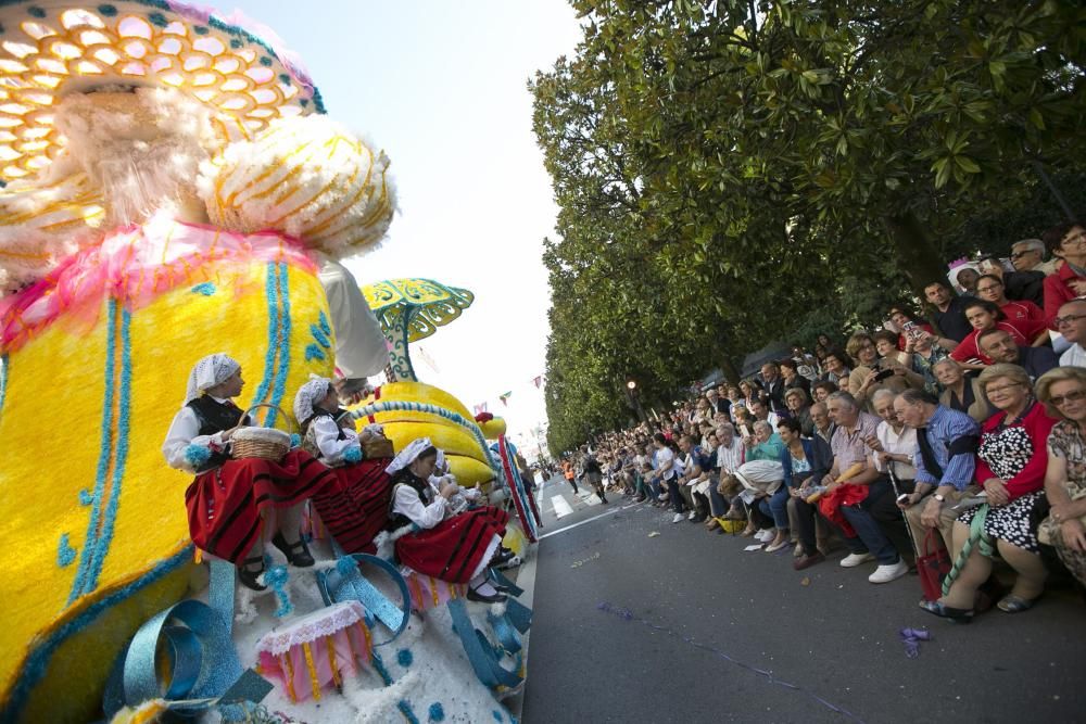 Oviedo celebra el desfile del Día de América en Asturias