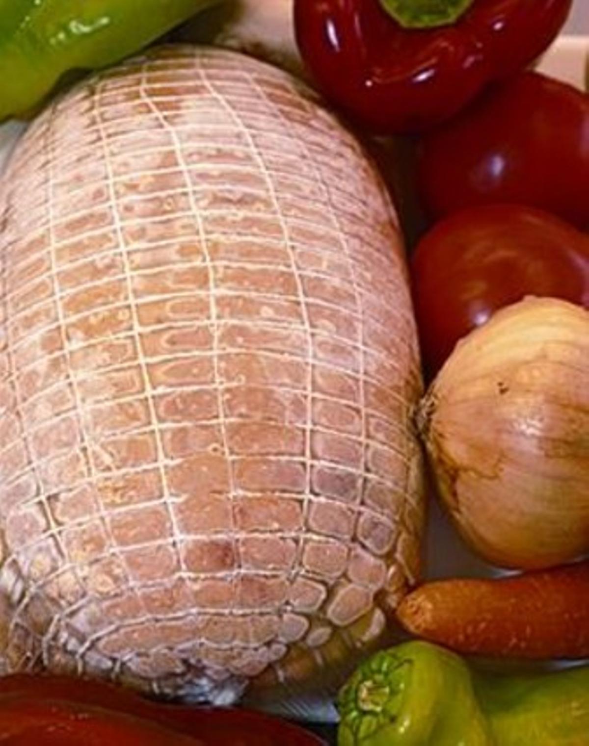 El rodó de pollastre lligat i alguns ingredients. El rodó de pollastre lligat i alguns ingredients.
