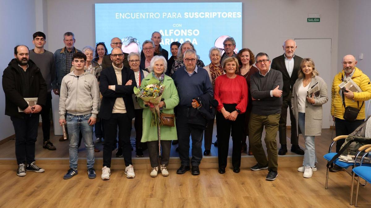 Alfonso Armada (c.), junto a su madre Adelina Rodríguez, Julio Pérez y los suscriptores de FARO. / J. Lores