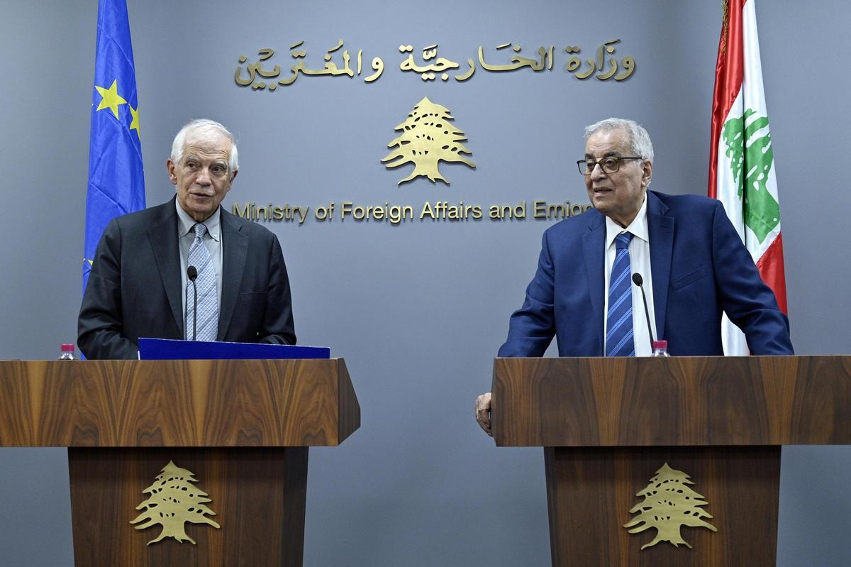 El jefe de la diplomacia de la UE, Josep Borrell, y el ministro de Exteriores del Líbano, Abdallah Bou Habib, este jueves durante su rueda de prensa conjunta en Beirut.