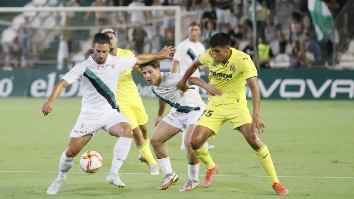 Kike Márquez y Manolillo defienden la posesión durante el choque ante el Villarreal B.