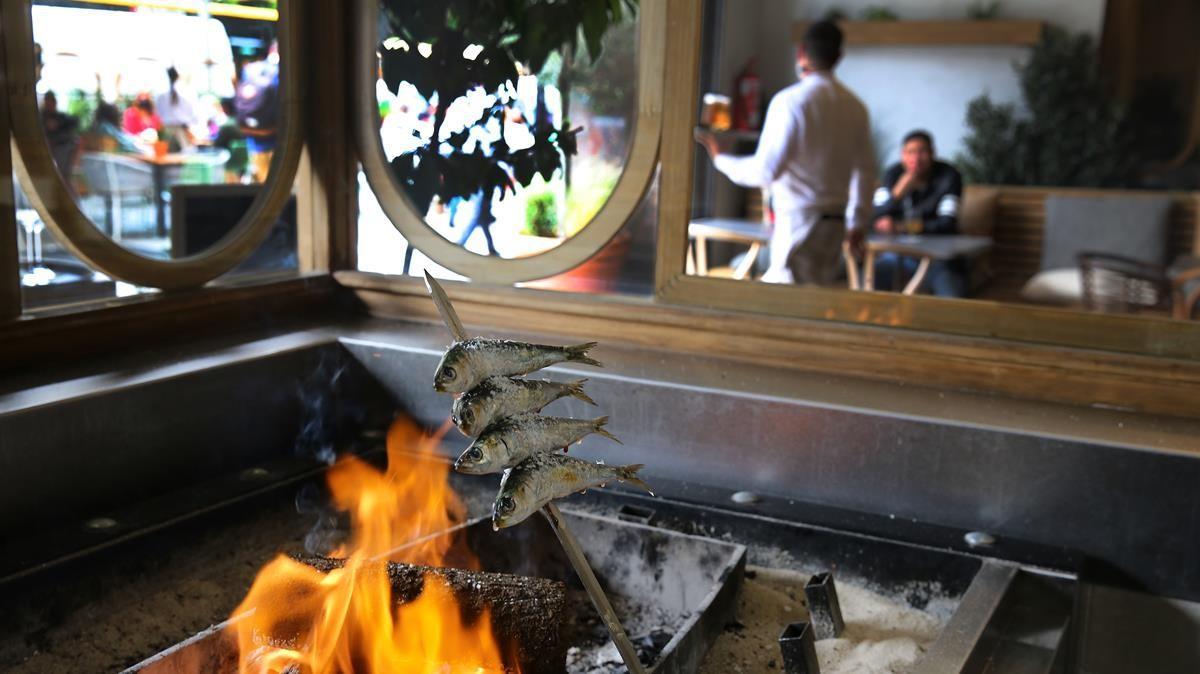 Elaboración de un espeto de sardinas en el restaurante Belbo Candela, abierto recientemente en la Rambla de Catalunya, y que funcionará todas las noches de la semana a partir de este lunes.