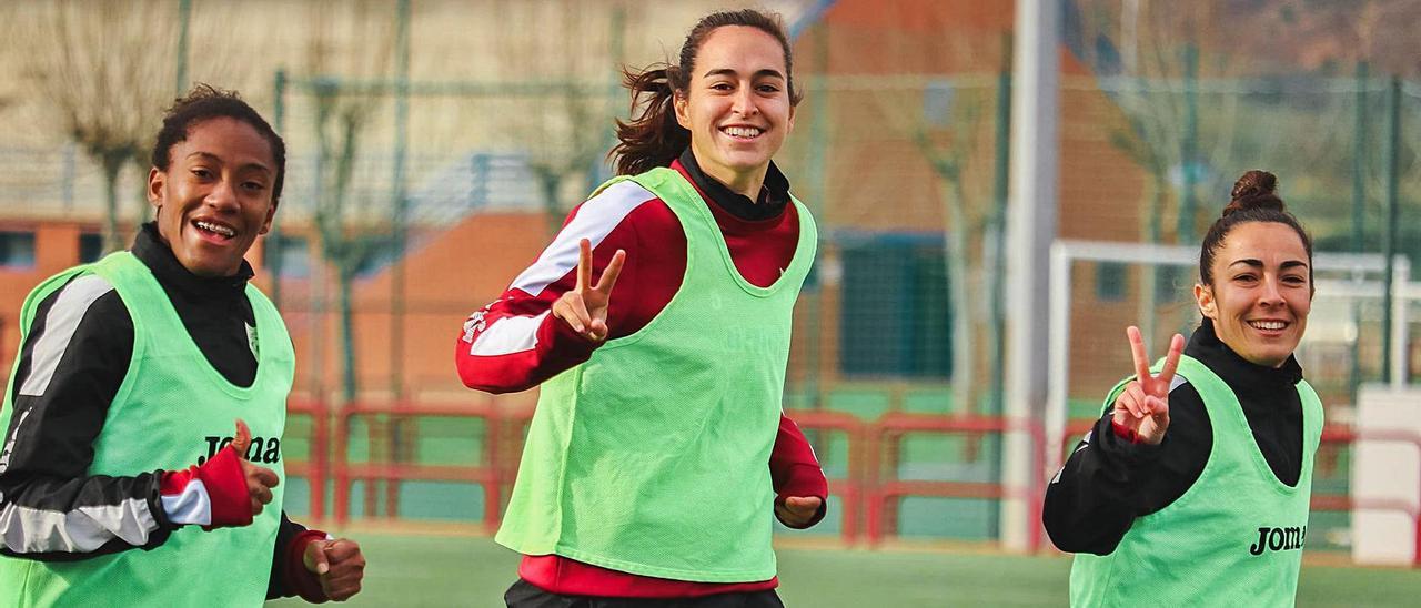 La pitiusa, en el centro, durante un entrenamiento con su actual equipo.