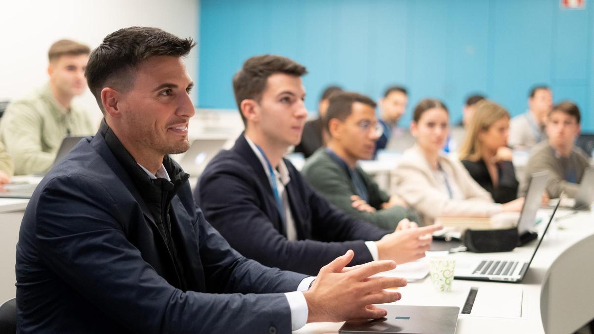 Grupo de alumnos en una clase de EDEM.