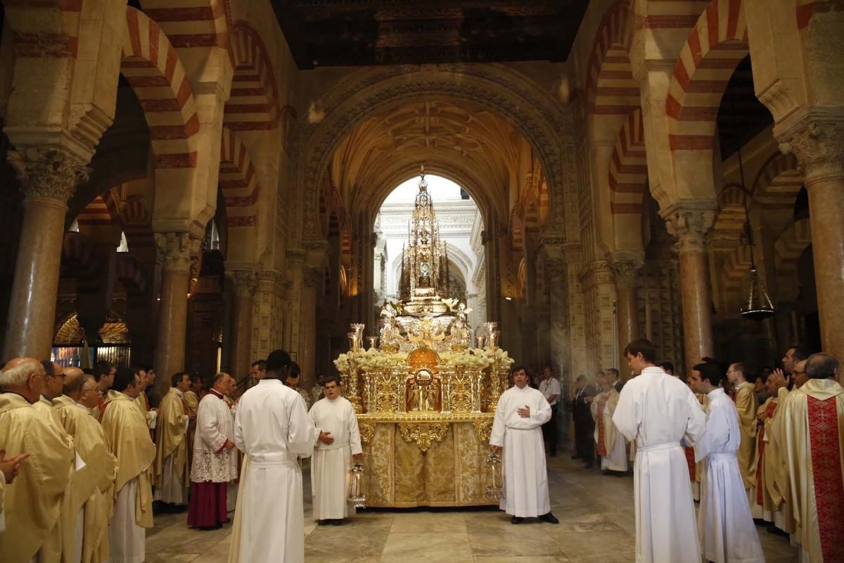 El Corpus recorre las inmediaciones de la Mezquita-Catedral