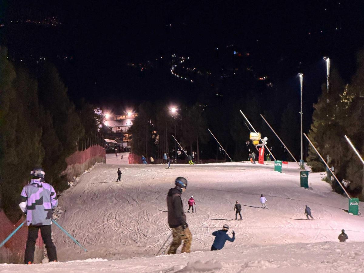 La primera jornada d'esquí nocturn a Masella