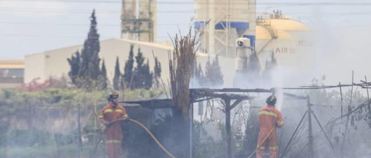 Momentos del incendio en Sagunt.