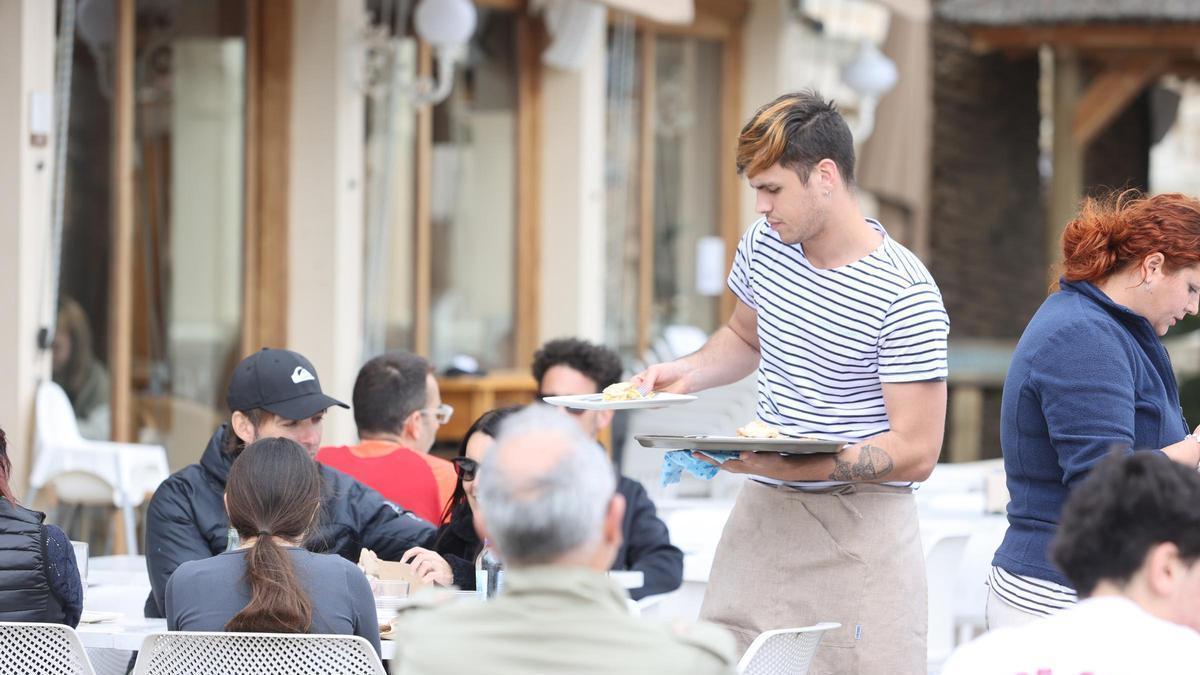 camareros, cocineros y repartidores, los más demandados en Castellón
