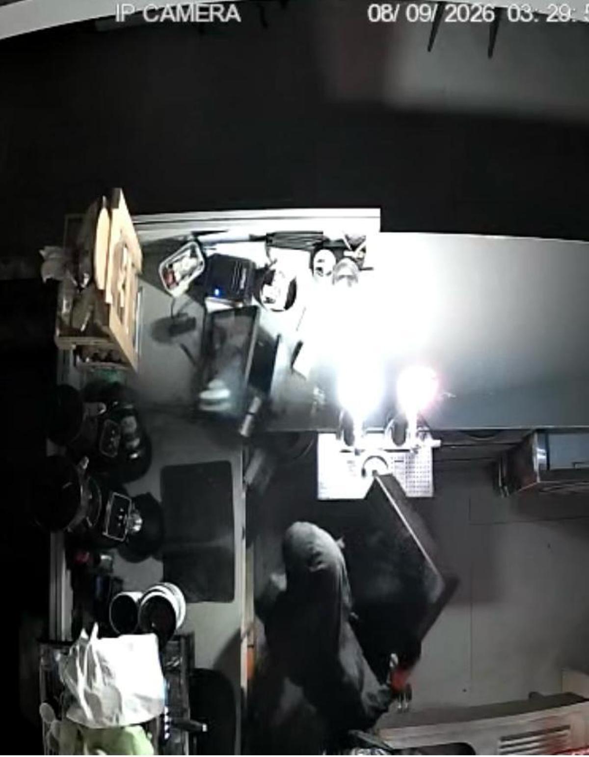 El lladre dels guants vermells al Glaç, arrancant el calaix