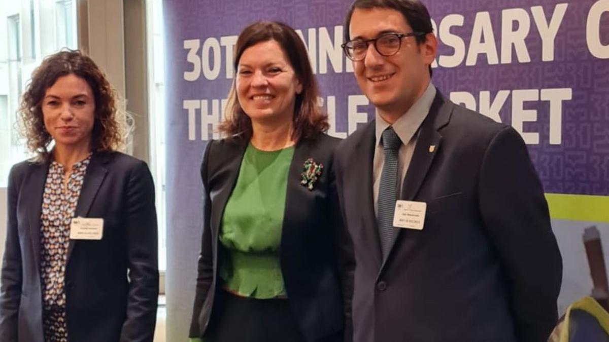 Sánchez, Valentina Superti y Negueruela, ayer en Bruselas.