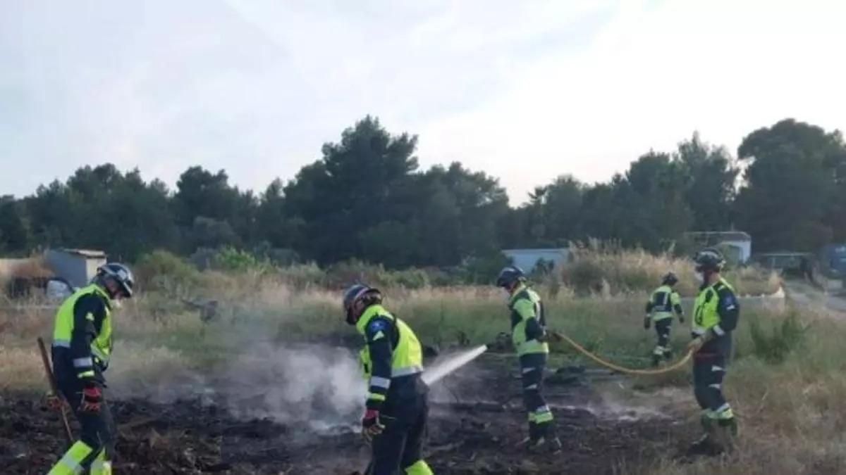 Bomberos trabajando en un incendio en Sant Agustí a principios de mayo