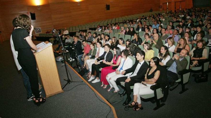 La entrega de premios tuvo lugar durante el acto de graduación celebrado anoche. // Bernabé/Luismy