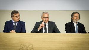 Marc Puig (en el centro), consejero delegado y presidente de Puig, en su primera junta general de accionistas