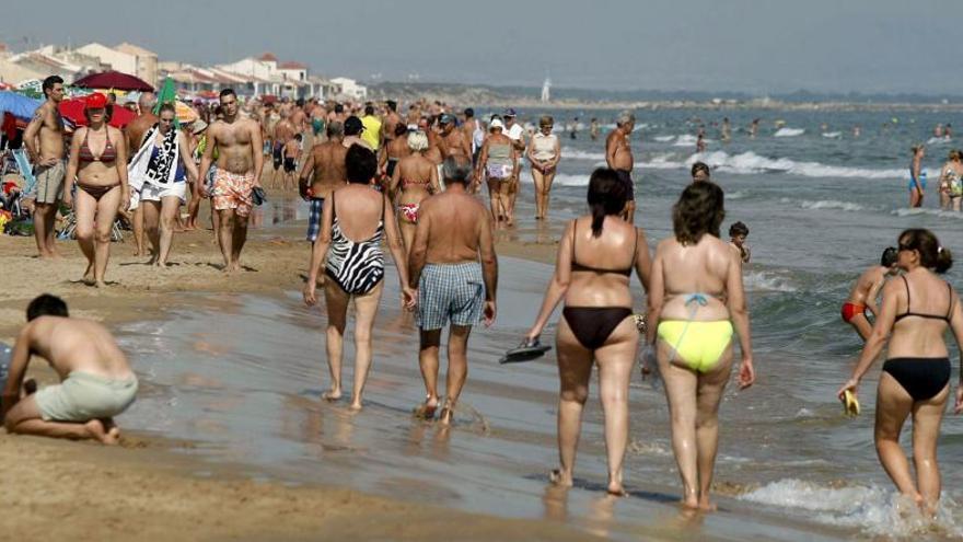 Turistas paseando por las playas de Guardamar