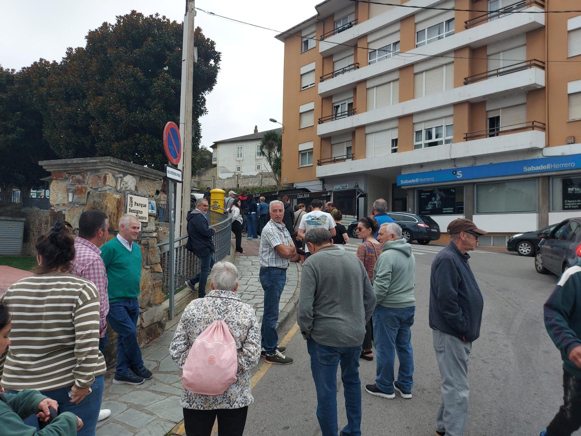 En imágenes: Colas en Puerto de Vega para conseguir una entrada para el partido de la Copa del Rey