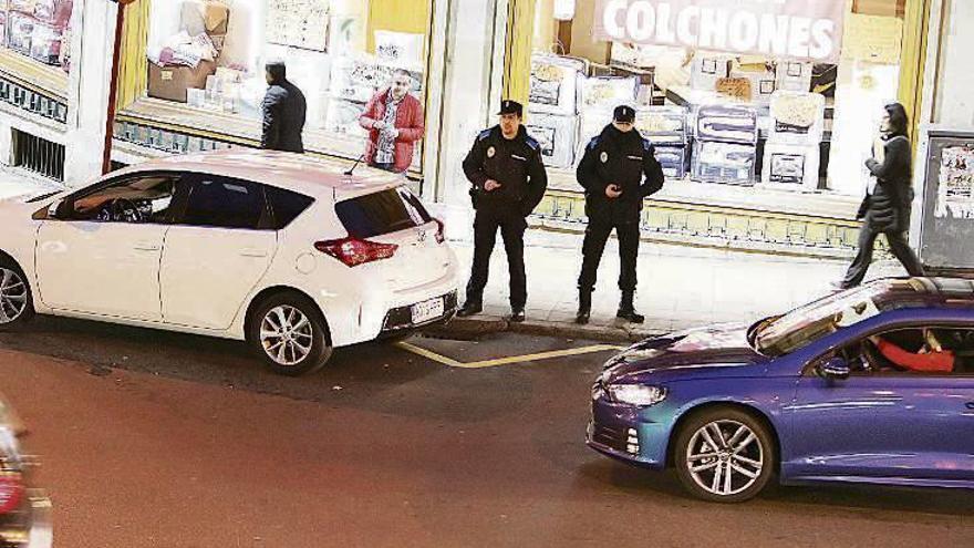 Una patrulla local, vigilando ayer el tráfico en Habana. // Iñaki Osorio