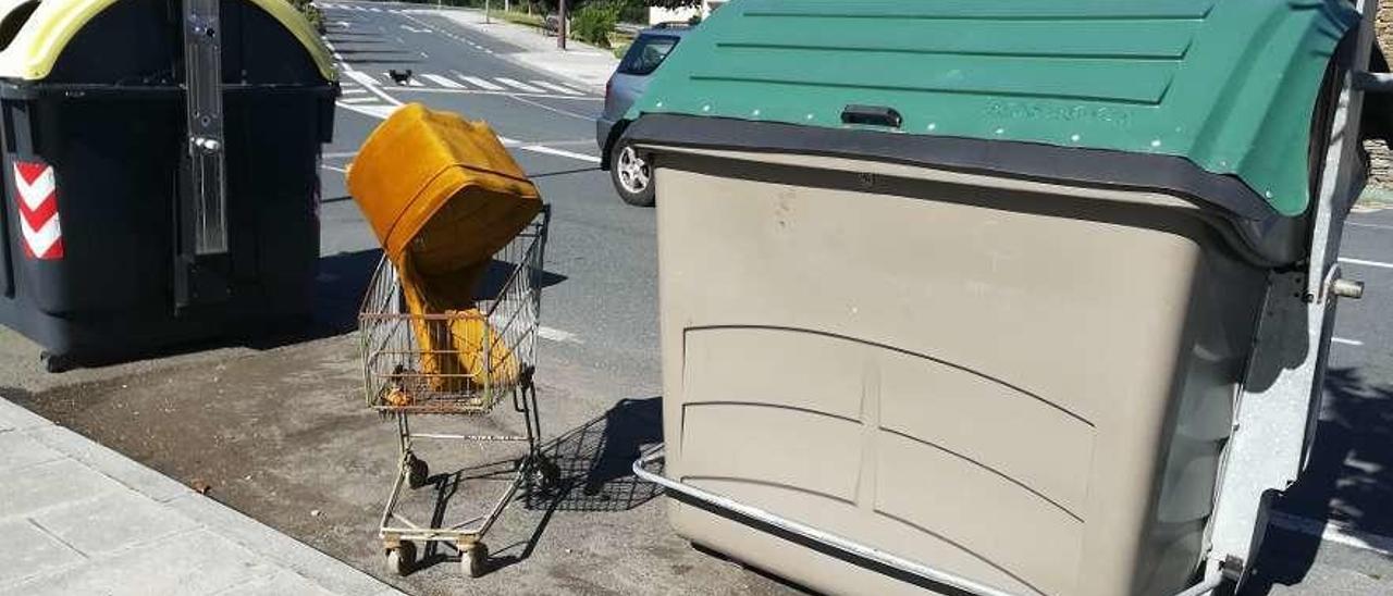 Una butaca sobre ruedas junto a los contenedores  |  Lalín dispone desde hace años de un punto limpio con un funcionamiento excelente, y que entre sus servicio incluye la recogida de voluminosos una vez por semana. Sin embargo, es frecuente que de vez en cuando aparezcan junto a contenedores residuos impropios como ordenadores, televisores y hasta una butaca que tuvo mejor vida, como la que amanecía ayer junto a los colectores de la rúa Escaldes-Engordany. Sus ya expropietarios la trasladaron en un carro de la compra, ya fuese por comodidad o porque éste también ha terminado su vida útil.