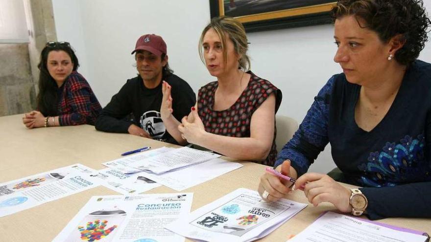 Annie Sánchez, Alonso de la Cantera, Amalia Goldar y Mabel Porto, ayer. // Bernabé/Cris M.V.