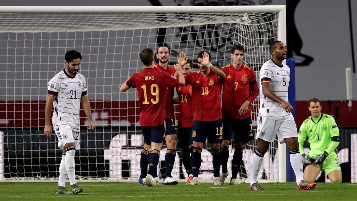 Los jugadores espanoles celebran el cuarto gol de su equipo durante el partido de la sexta jornada del grupo 4 de la primera fase de la Liga de las Naciones que las selecciones de Espana y Alemania