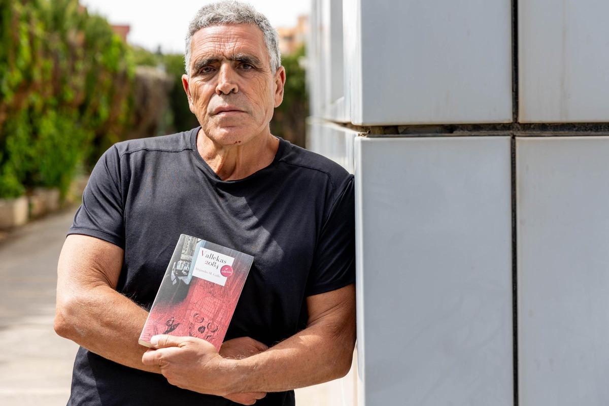 Alejandro M. Gallo presenta en Alicante su nueva novela distópica "Vallekas 2084"
