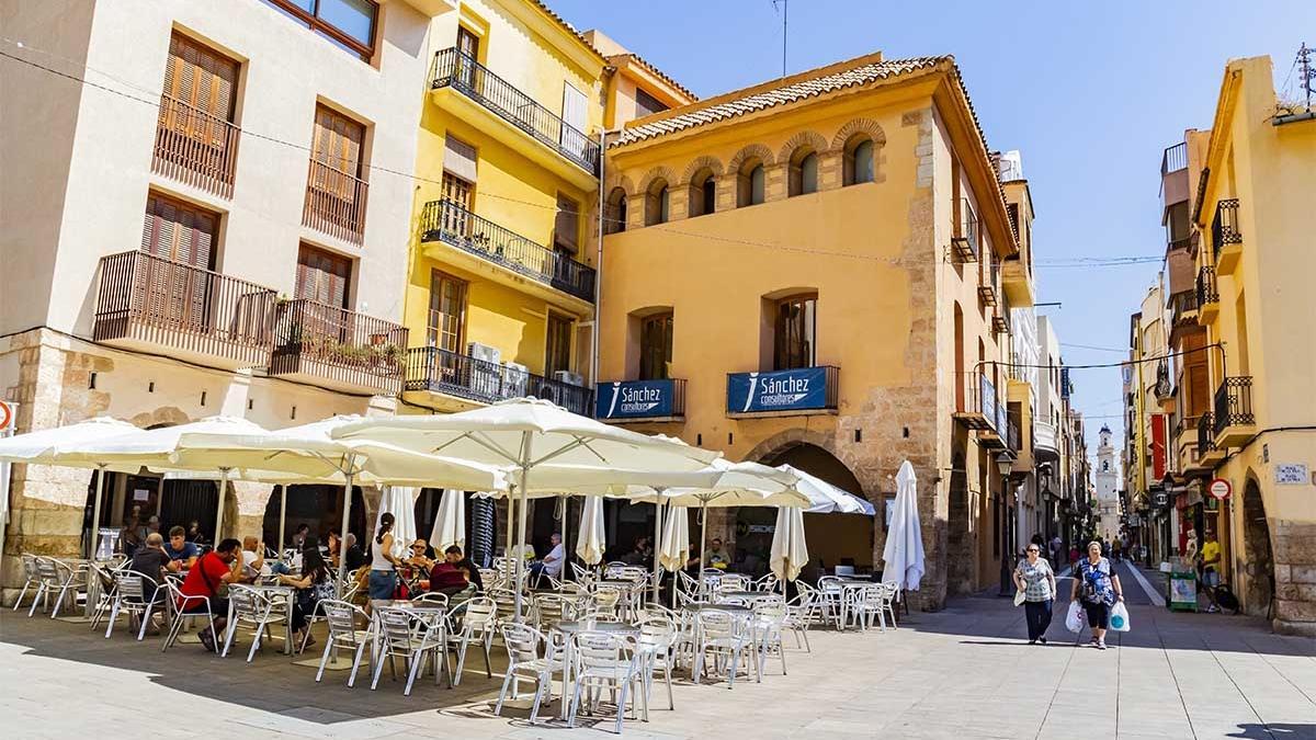 Fundada por el Rey Jaume I en 1294 el sabor medieval del origen de la 'vila' aparece al pasear por el centro urbano.