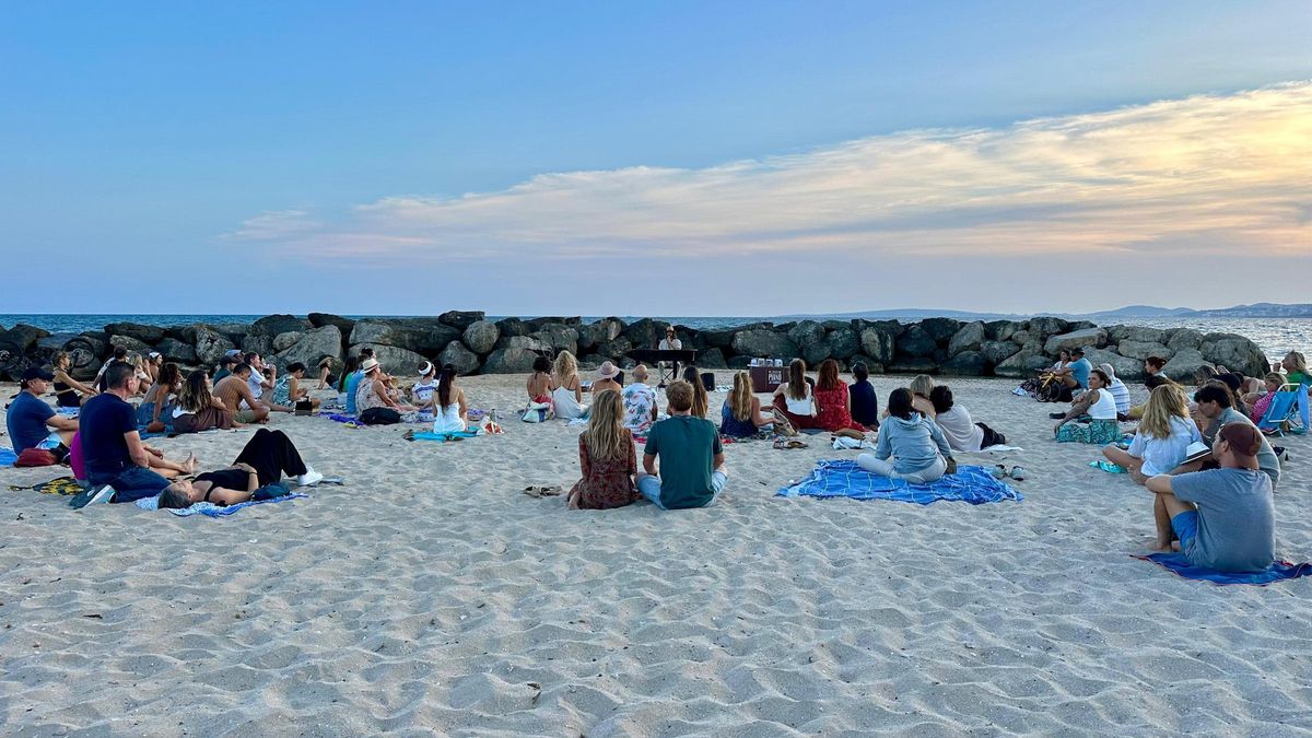 Die Zuhörer des Konzerts am 19. Juni am Strand bei Ciutat Jardí durften sitzen bleiben. Die Polizei löste die Zusammenkunft nicht auf.
