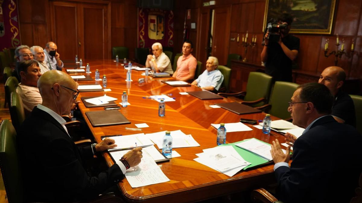 Reunión del subdelegado del Gobierno con alcaldes de zonas afectadas por incendios