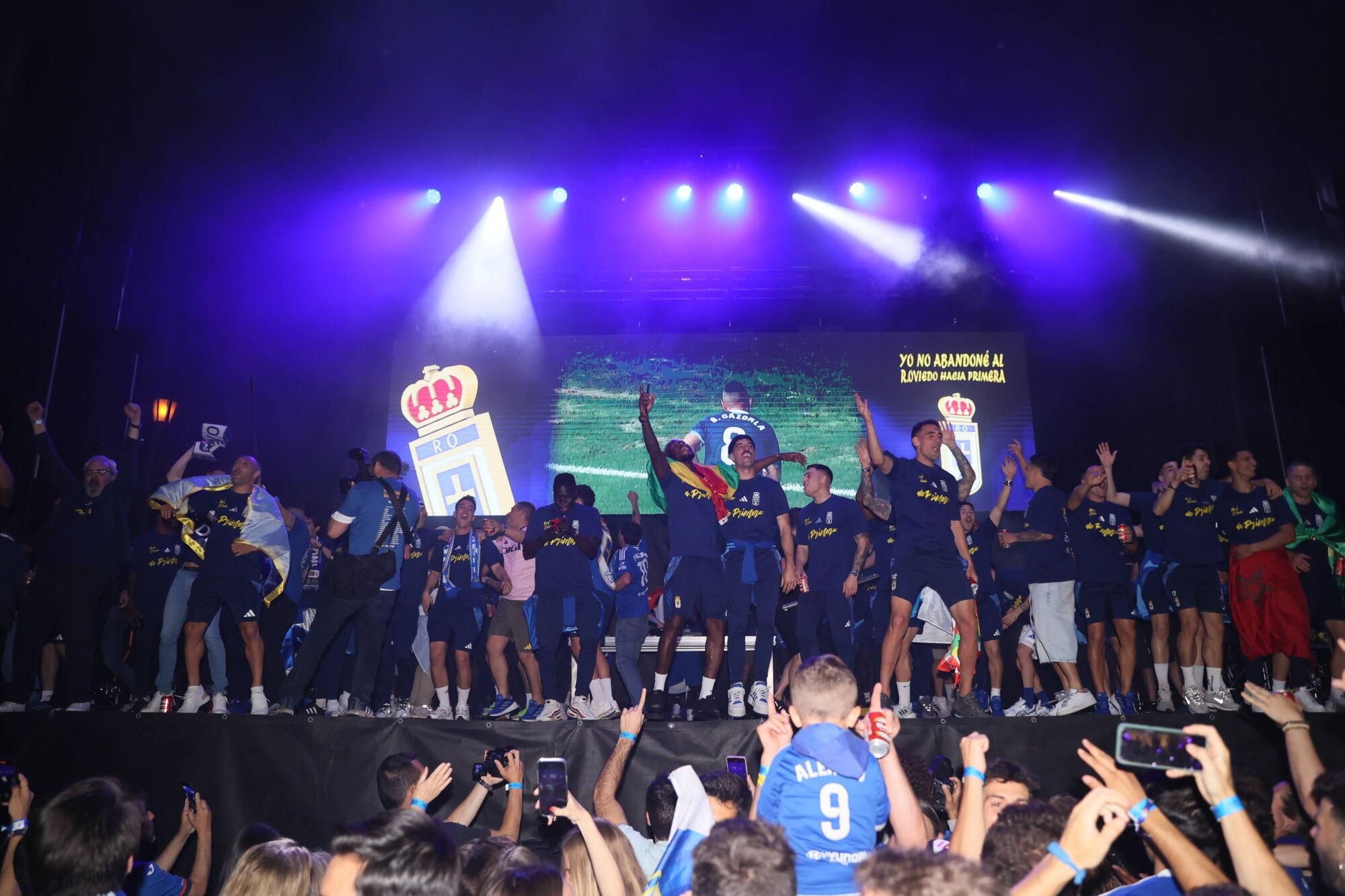 Así se celebró el ascenso del Oviedo a Primera: la afición estalla en una noche histórica