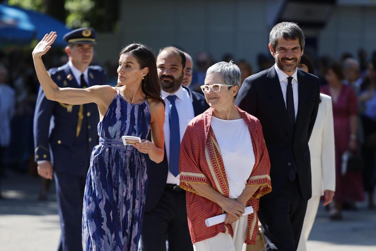 La Reina Letizia saluda a asistentes a la Feria del Libro de Madrid junto al ministro de Cultura, Ernest Urtasun, y la directora del certamen que cada año se celebra en Madrid.