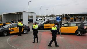 Denuncian agresiones y amenazas a taxistas en el aeropuerto de El Prat por parte de conductores piratas