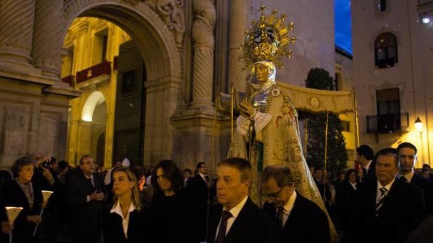 La imagen de la Mare de Dèu recorrió las calles de Elche y fue devuelta al altar mayor del templo ilicitano.