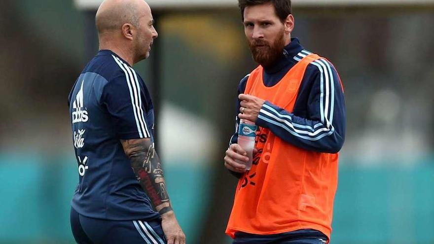 Messi, junto a Sampaoli, en un reciente entrenamiento con la selección argentina. // Marcos Brindicci