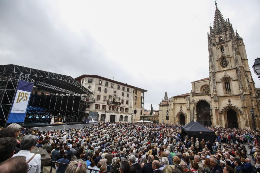 Carmina Burana abarrota la plaza de la Catedral de Oviedo