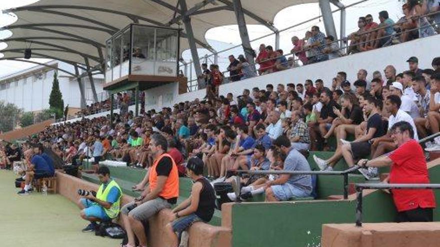 Mil personas asisten al partido disputado en el campo municipal de Santa Eulària
