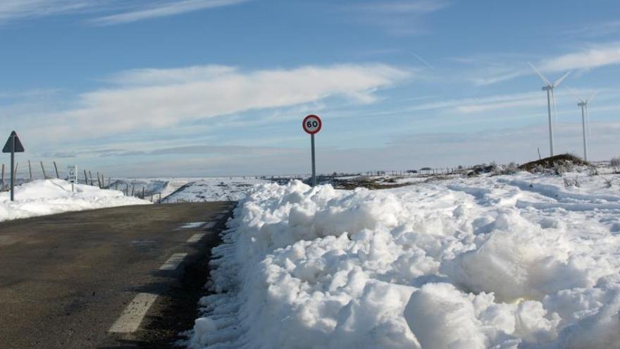 Unas 30 carreteras permanecen cortadas por culpa de la nieve y el hielo