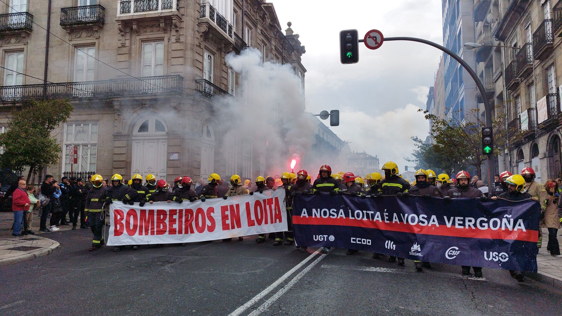 Protesta muy tensa de los bomberos ante la Diputación de Ourense