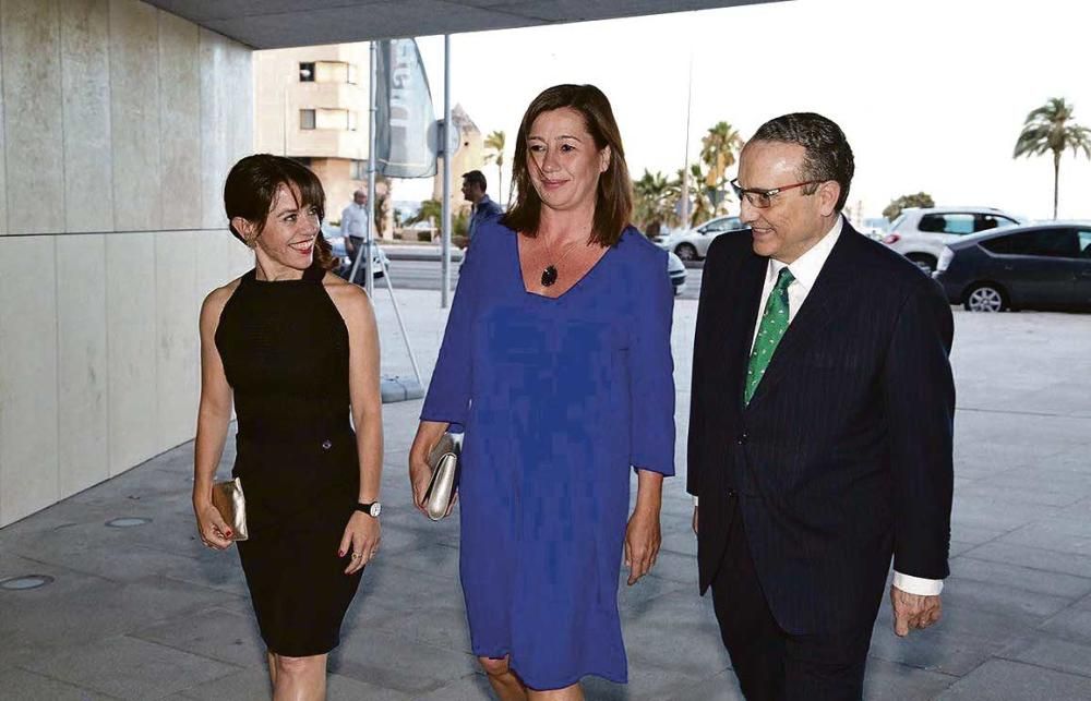 Maria Ferrer, directora de Diario de Mallorca, recibiendo a la presidenta del Govern, Francina Armengol, junto a Javier Moll, presidente de Prensa Ibérica.