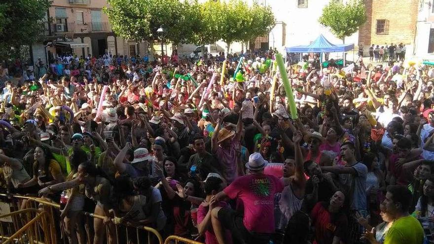 Los peñistas vibran con la música que sonó durante la concentración en la Glorieta.