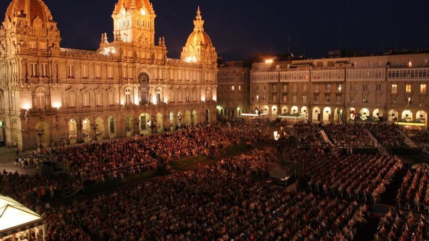 Público en un concierto en la plaza de María Pita.