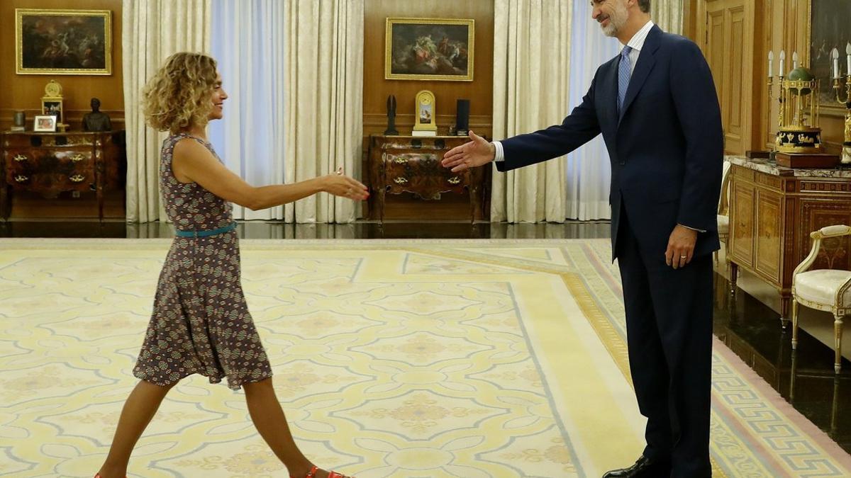 El Rey recibe a la presidenta del Congreso en la Zarzuela.