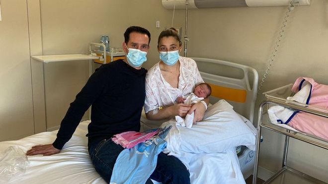 Óscar Brao e Iria Puga con María, primer bebé del área de Vigo