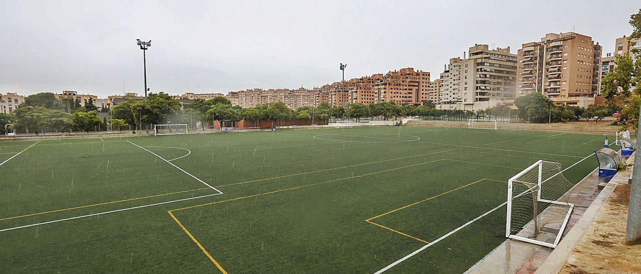 El campo de fútbol del polideportivo de Garbinet, donde no se pueden jugar partidos oficiales.  | HÉCTOR FUENTES