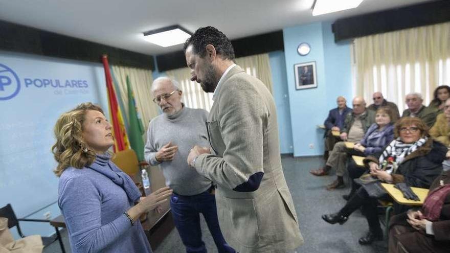 Teresa Mallada habla con Eloy Alonso y Quiñones en la sede del PP en Salinas.