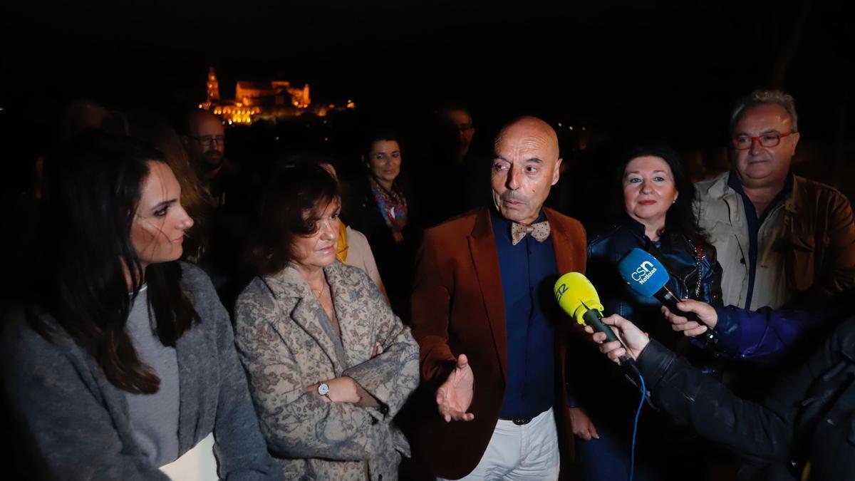 Antonio Hurtado (c) con Carmen Calvo (seg. por la izq.) en la presentación de su equipo, antes de las Primarias del PSOE.