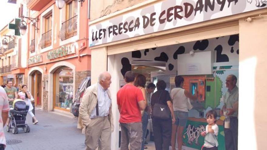 El primer expenedor de llet de la Cerdanya instal·lat a Puigcerdà i després traslladat en un centre comercial