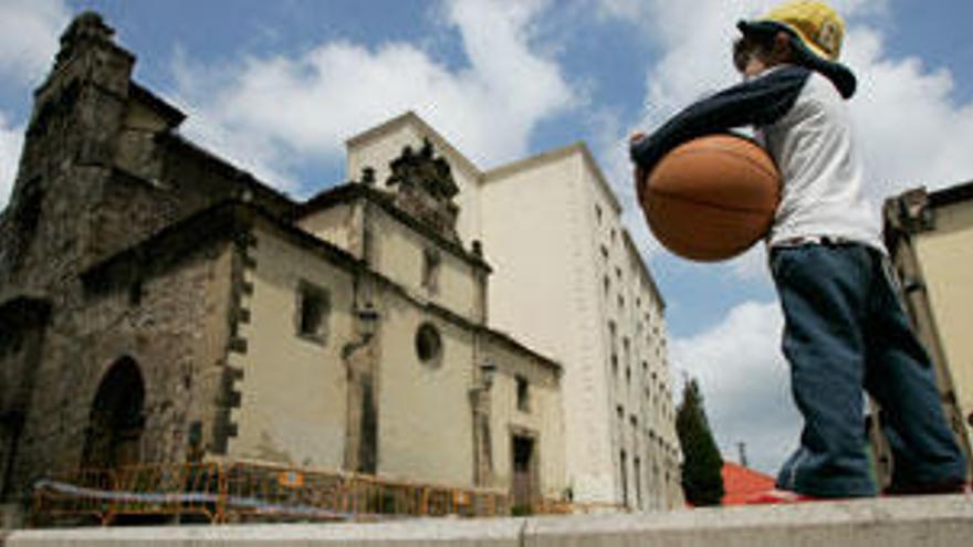 Un niño con un balón de baloncesto en Avilés.