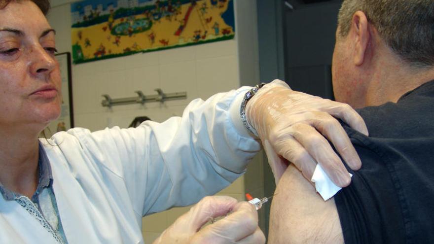 Una persona rebent la vacuna en un centre sanitari del Bages.
