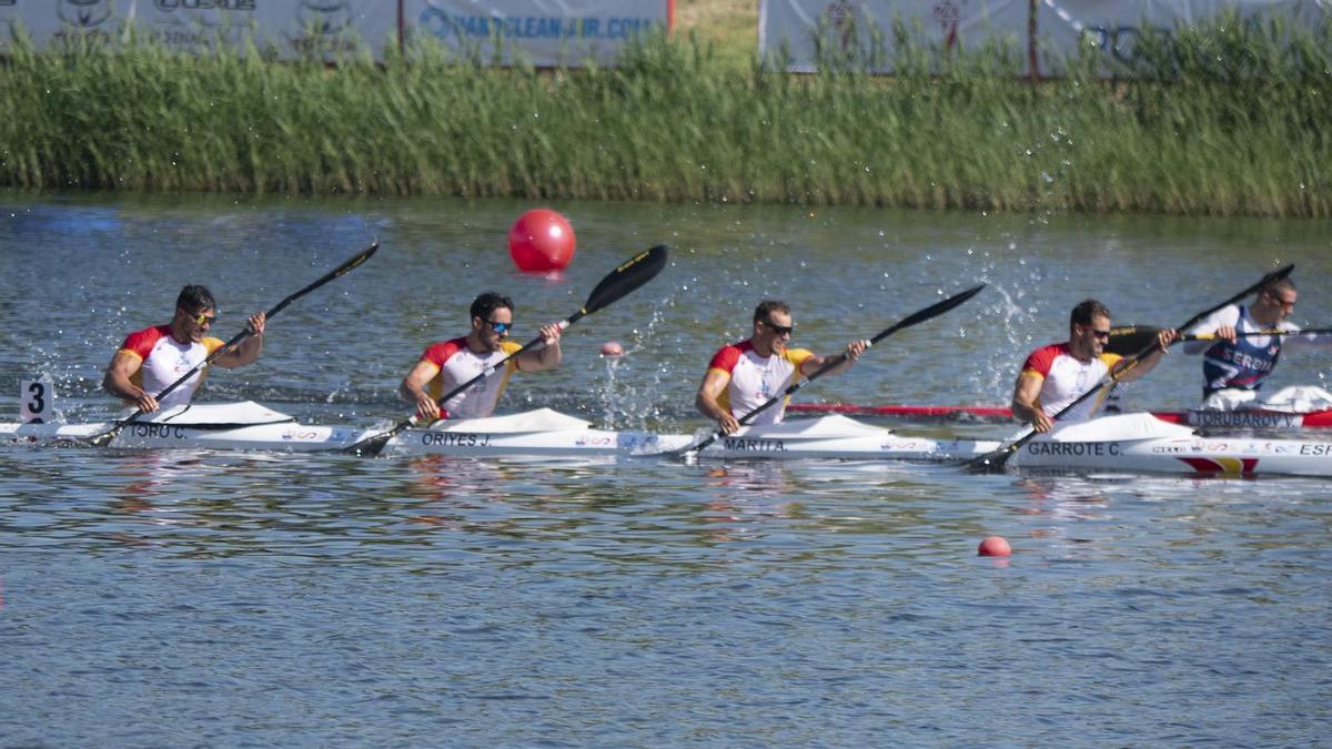 Carlos Garrote, al frente del K-4 de España en el Campeonato de Europa de Poznan (Polonia).