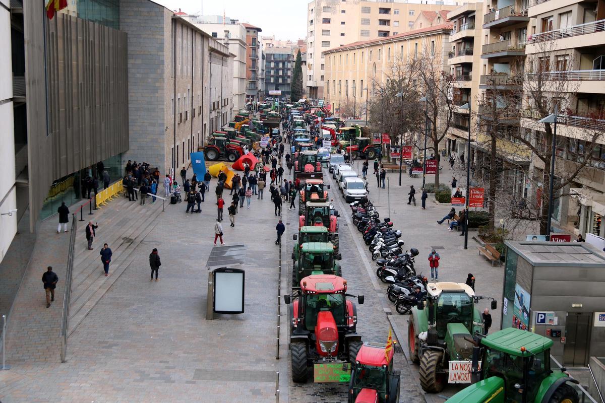 Concentración de agricultores con sus tractores en Girona, en protesta por las condiciones del sector