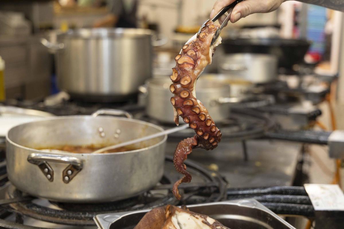 La Taverna Tres14 mantiene viva la cocina de barca de la Vila